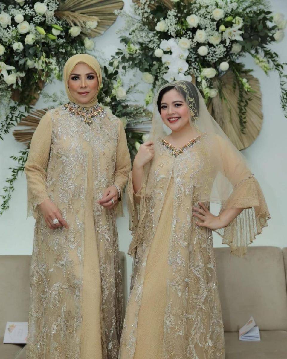 Dress brokat untuk seragam. (instagram.com/tasyakamila)