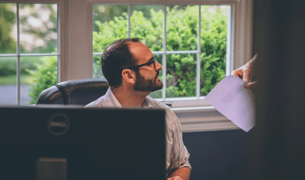 ilustrasi pimpinan yang mendengarkan pekerjanya (pexels.com/Craig Adderley)