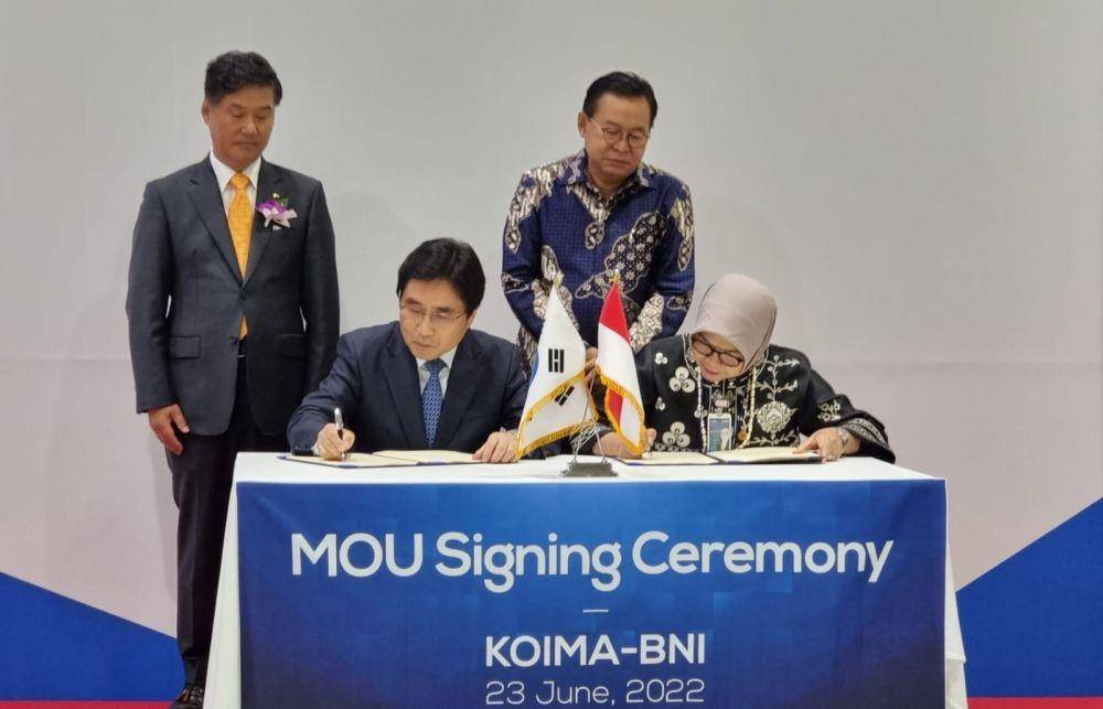 SEOUL -- (Ki-ka) Chairman & CEO KOIMA Kim Byung-Kwan, Executive Vice Chairman KOIMA Kim Young-Sun, Direktur Bisnis Konsumer BNI Corina Leyla Karnalies, Duta Besar RI untuk Republik Korea Gandi Sulistiyanto dalam acara penandatanganan Nota Kesepahaman (MOU) antara BNI dengan KOIMA, Kamis (23/6/2022). (Dok. BNI)