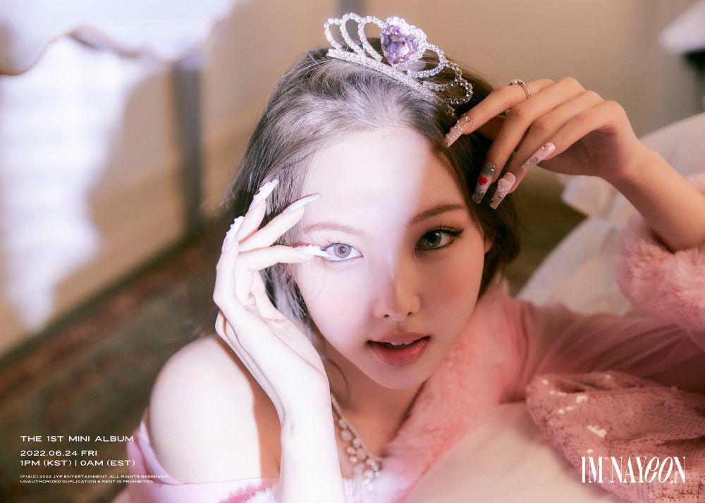 10 Potret Nayeon TWICE dalam Album Debut Solonya, Colorful!