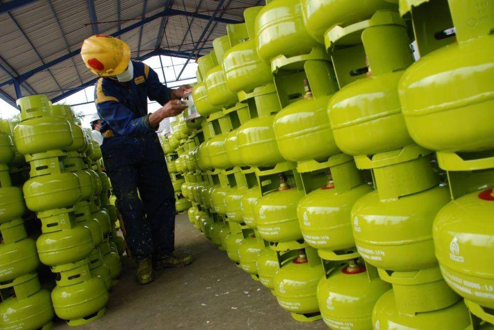 Petugas Pertamina mengatur penyaluran LPG. (Dok. Pertamina)