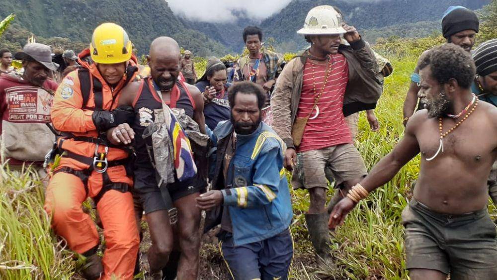 Tim sar gabungan saat mengevakuasi korban istimewa/IDN Times