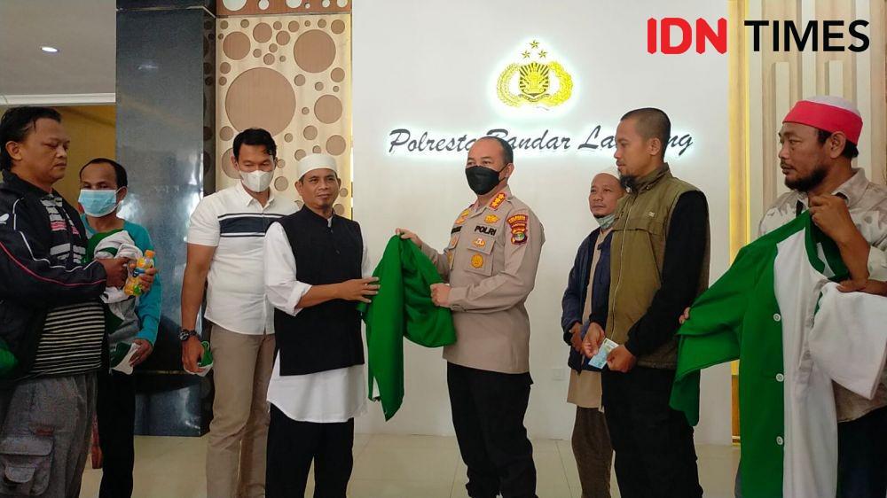Jamaah Khilafatul Muslimin Serahkan Atribut ke Polresta Bandar Lampung