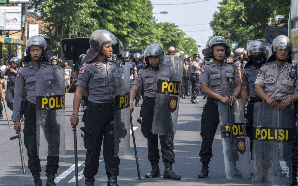 ilustrasi seragam polisi (thedefensepost.com)