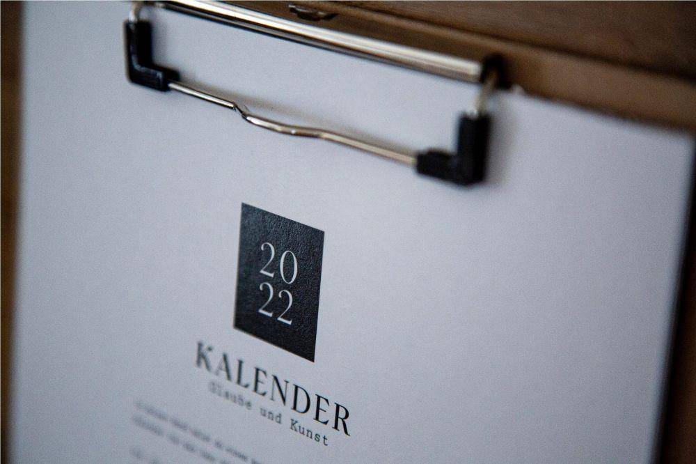 Ilustrai kalender promo free ongkir (unsplash.com/ Luba Ertel )