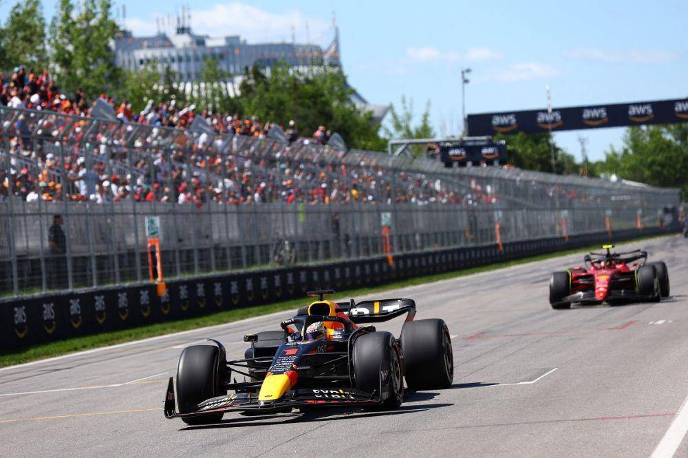 Max Verstappen berada di depan Carlos Sainz pada GP Kanada 2022. (twitter.com/FormulaRapidaEN)