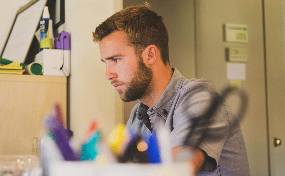 6 Cara Tetap Fokus dan Produktif di Kantor yang Berisik