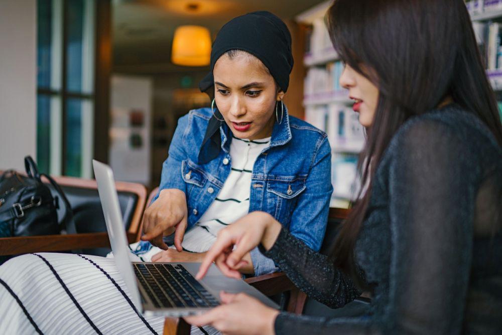 ilustrasi dua orang melihat laptop (pexels.com/mentatdgt)