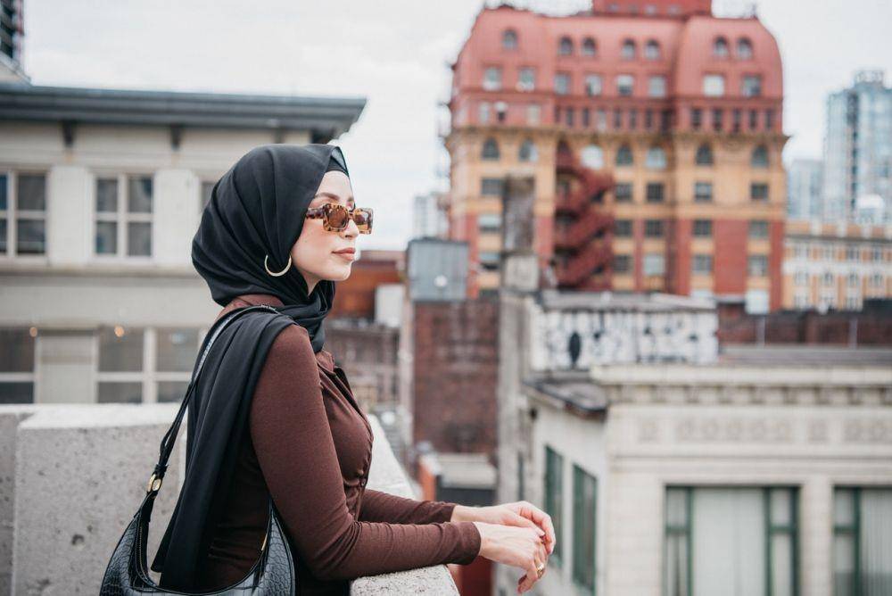 ilustrasi wanita berhijab dengan gaya modis (pexels.com/pnw productions)