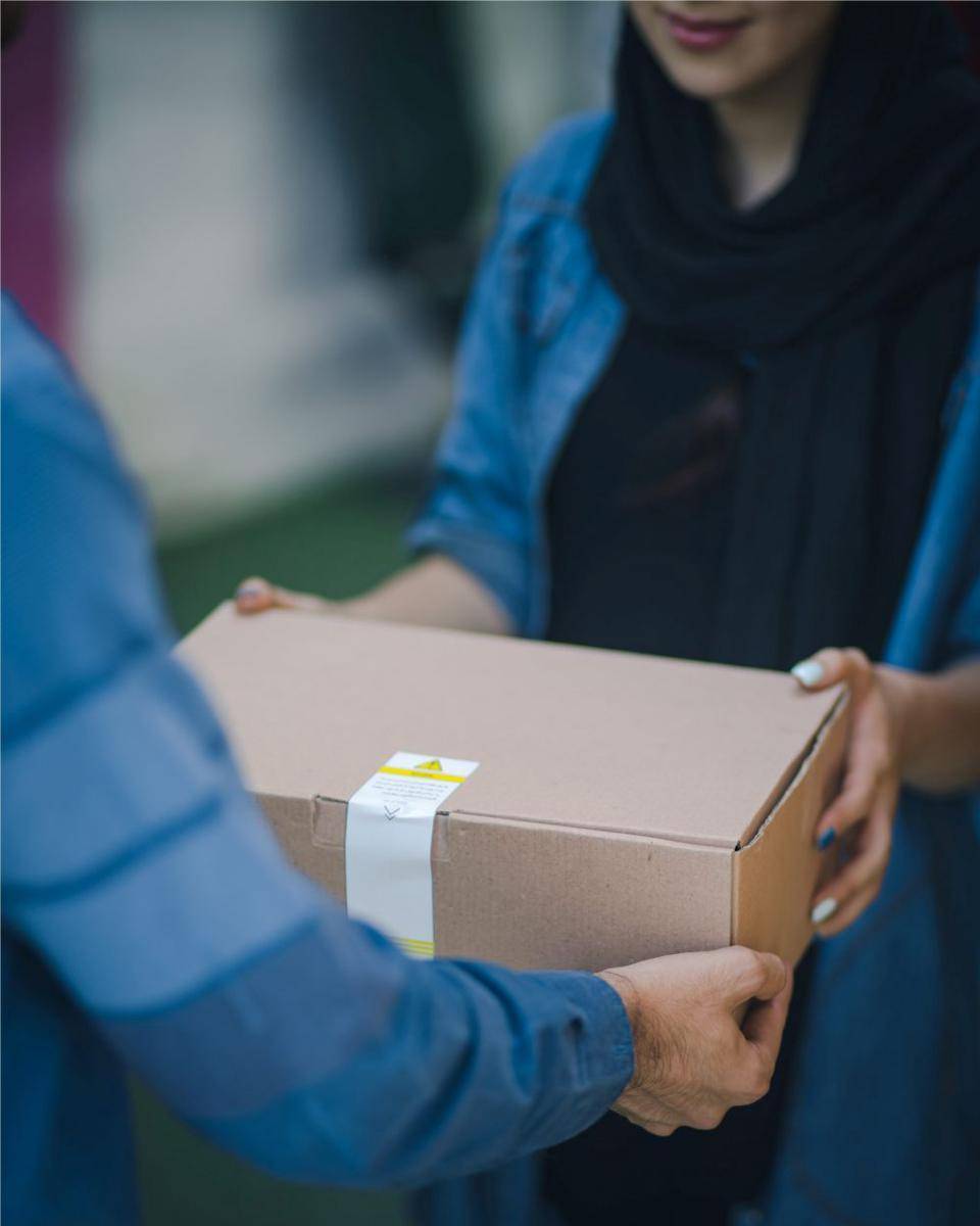 Ilustrasi menerima paket (unsplash.com/ RoseBox رز باکس )