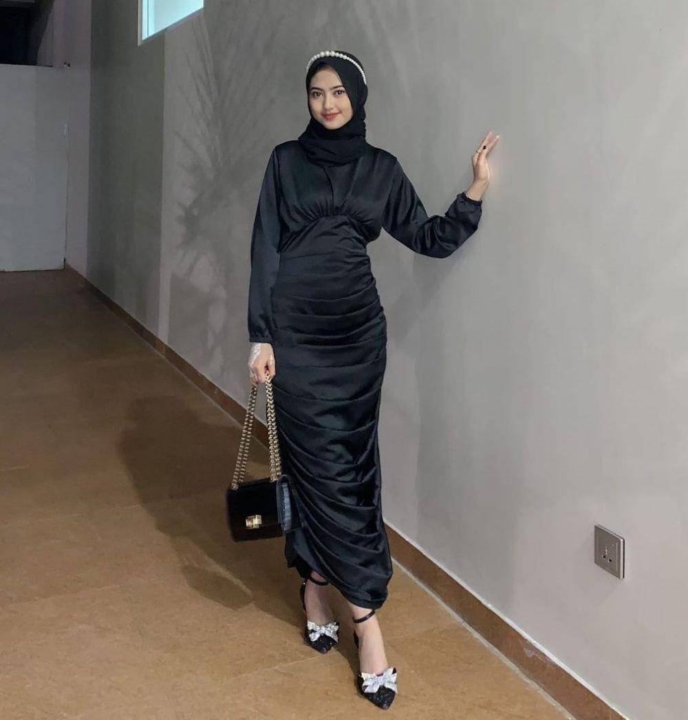 Black dress hijab (instagram.com/adelladeladela)