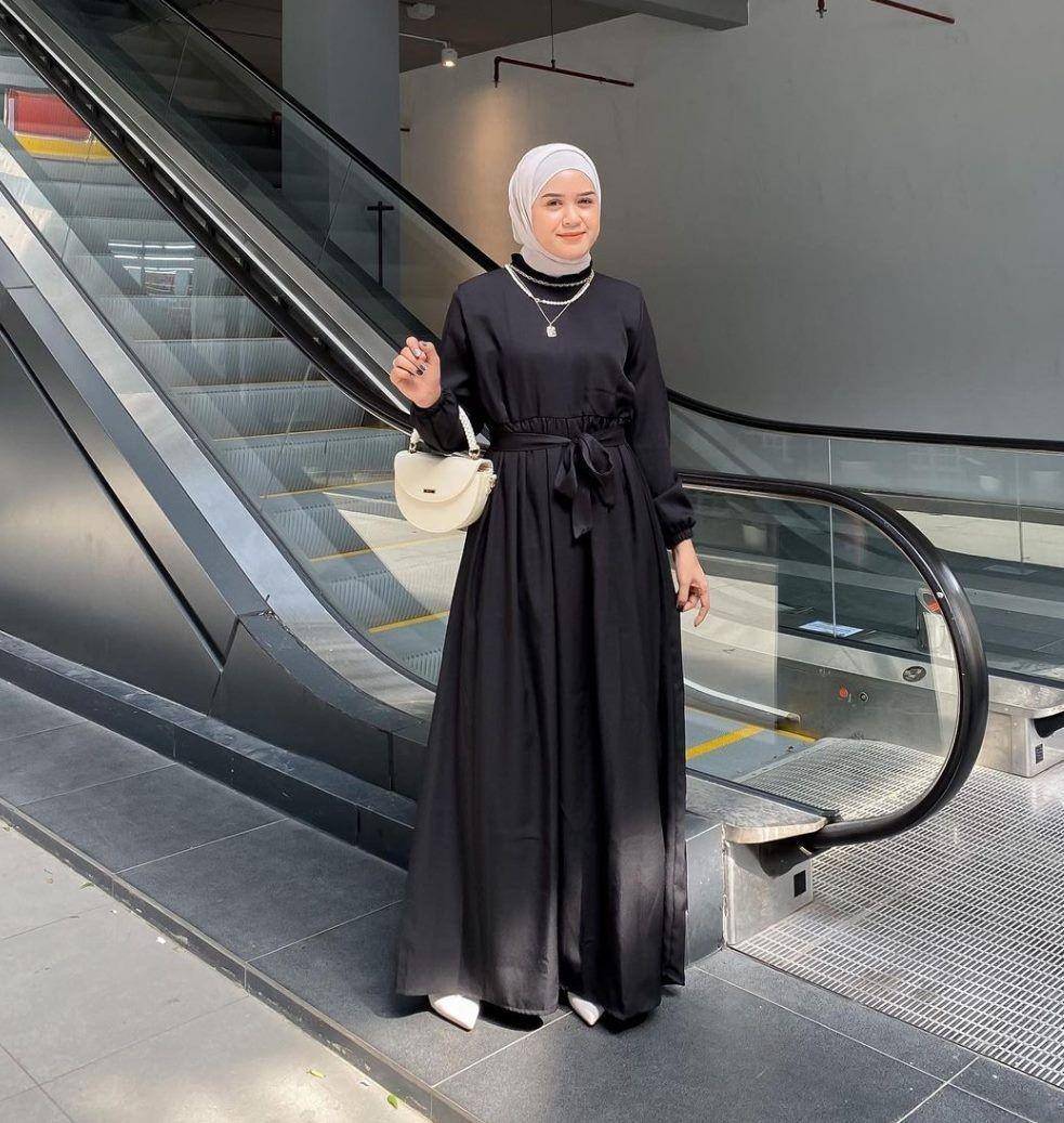 Black dress hijab (instagram.com/vithaa.ps)