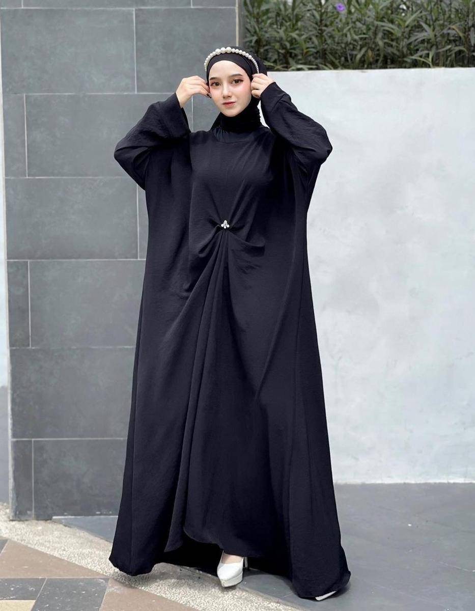 Black dress hijab (instagram.com/wendaamaliia)