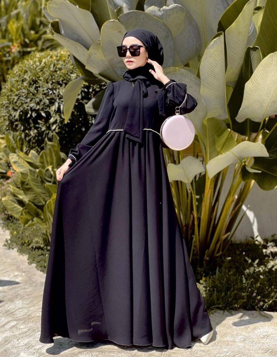 Black dress hijab (instagram.com/wendaamaliia)