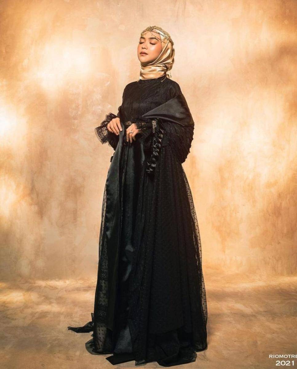 Black dress hijab (@riomotret via instagram.com/riaricis1795)