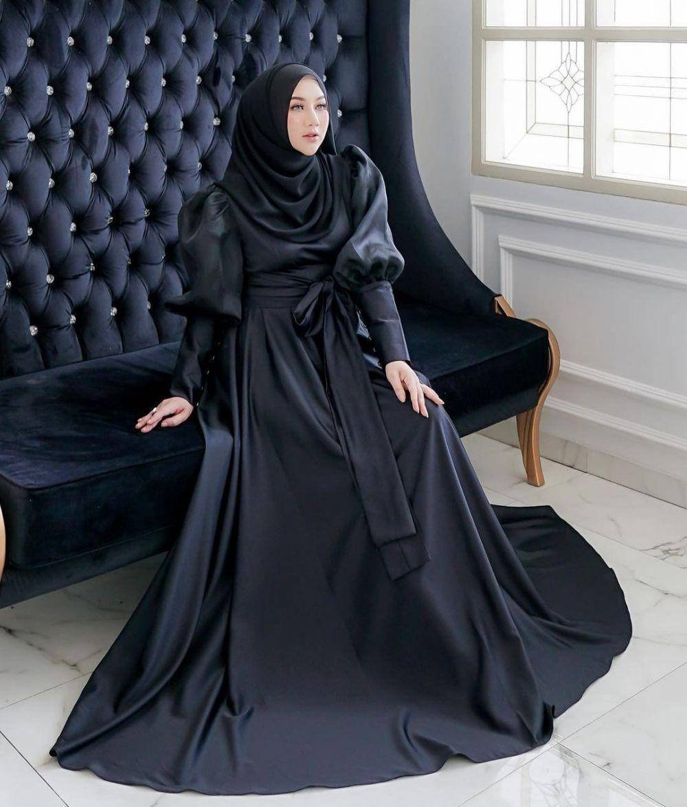 black dress hijab (instagram.com/ekaasyiqa)