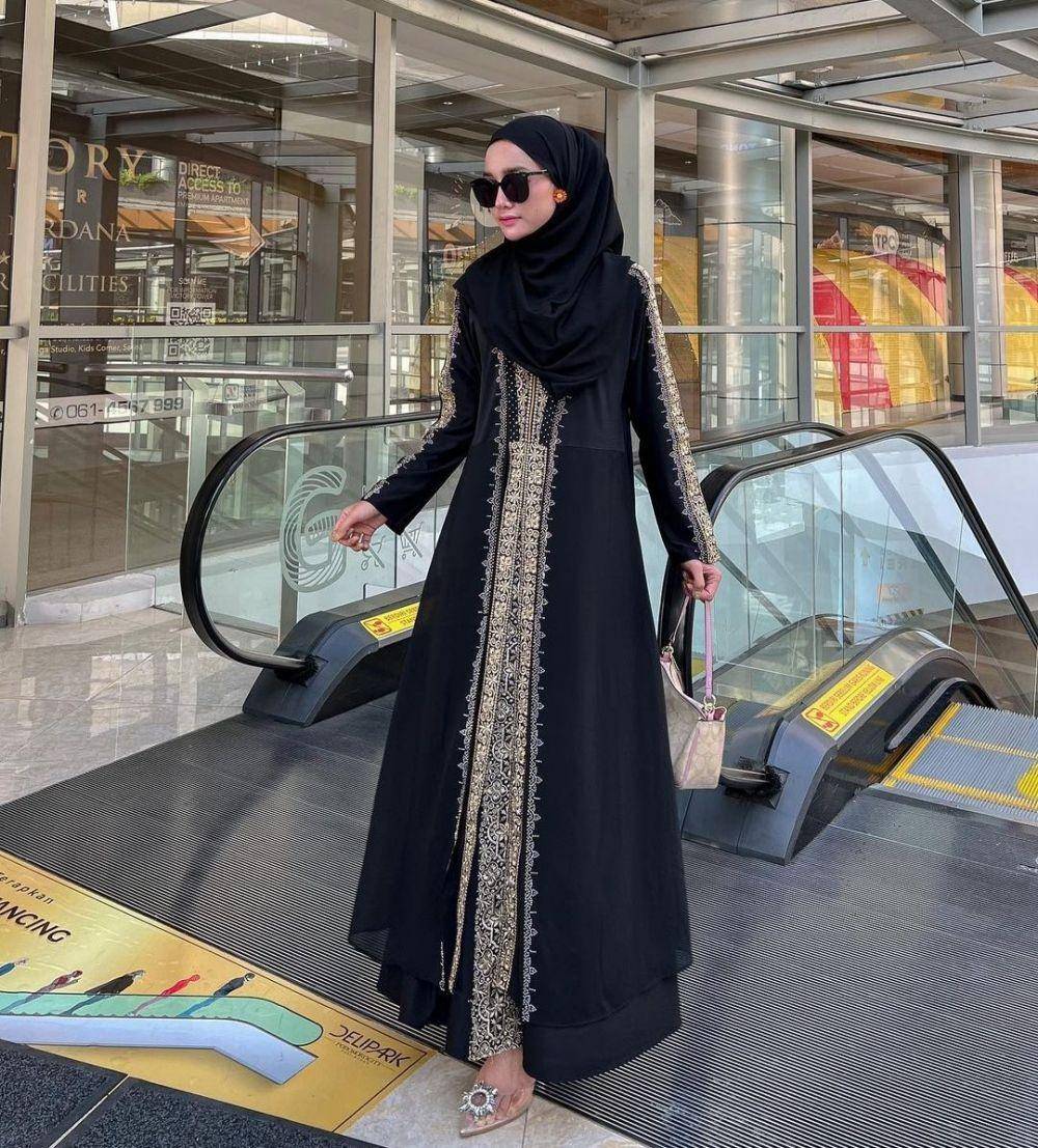 black dress hijab (instagram.com/_nbillaa)