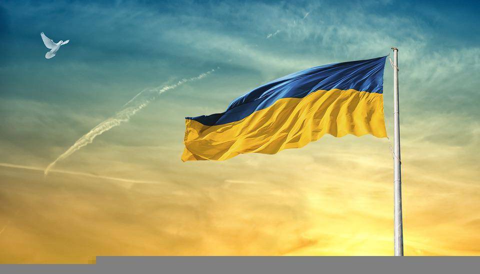 ilustrasi bendera berwarna biru dan kuning (pixabay.com)