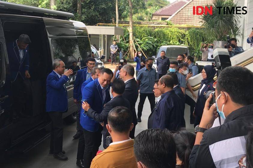 Ketua Umum Partai Demokrat Agus Harimurti Yudhoyono (AHY) tiba di Nasdem Tower, Kamis (23/6/2022). (IDN Times/Melani Putri)