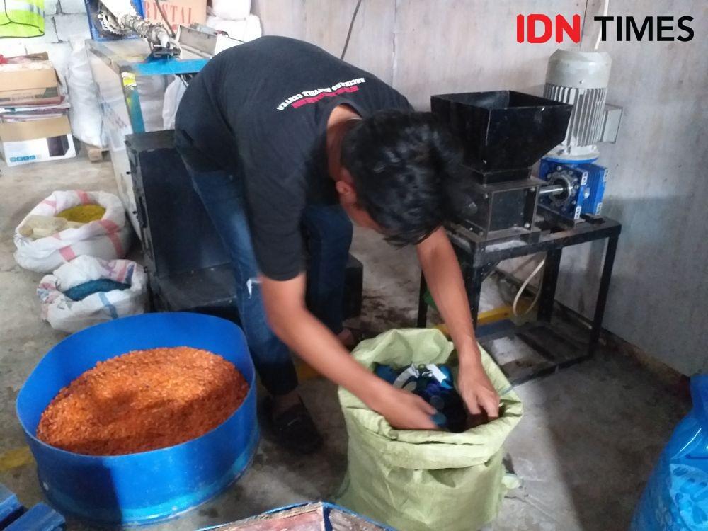 Sampah-sampah plastik yang sudah dihancurkan menjadi serpihan-serpihan kecil dan siap diproduksi sebagai barang setengah jadi, Minggu (12/6/2022). IDNTimes/Savi