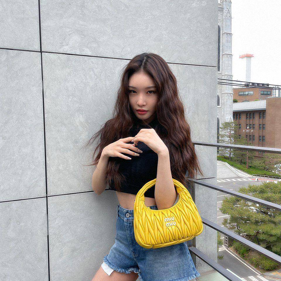 Chungha (instagram.com/chungha_official)
