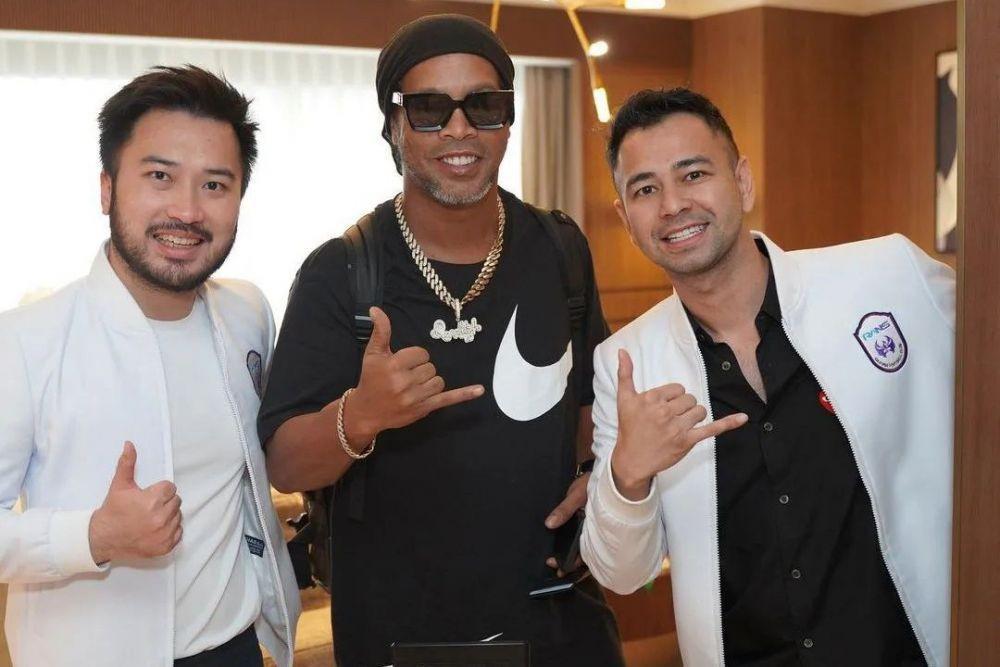 Ronaldinho Sambangi Rumah Raffi Ahmad, Disuguhi Pangsit!