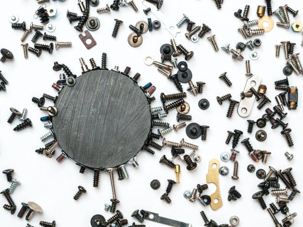 ilustrasi tarikan magnet (unsplash.com/Dan Cristian Paduret)