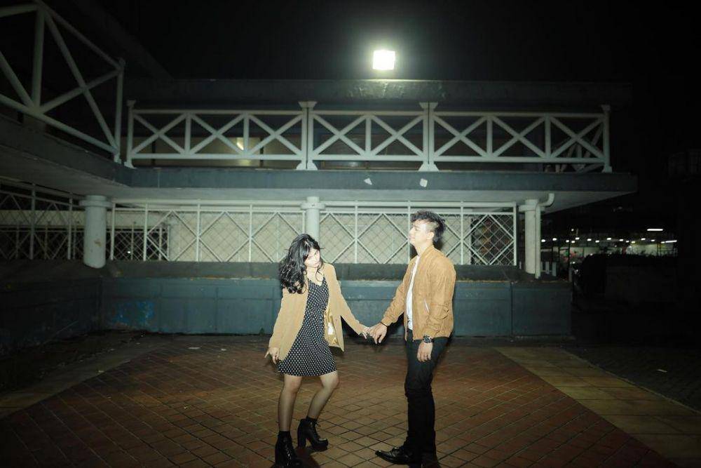 Prewedding Adinda Azani dan kekasih di pinggir jalan. (instagram.com/dindazani)