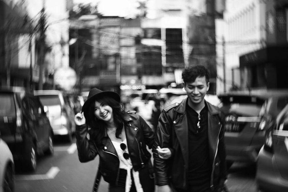 Prewedding Adinda Azani dan kekasih di pinggir jalan. (instagram.com/dindazani)