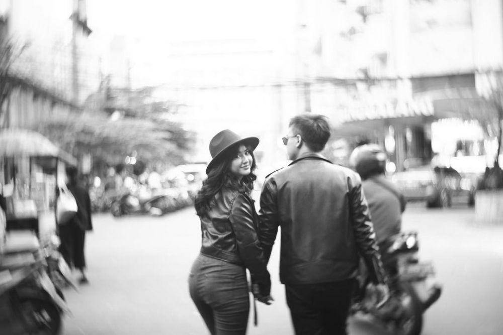 Prewedding Adinda Azani dan kekasih di pinggir jalan. (instagram.com/dindazani)