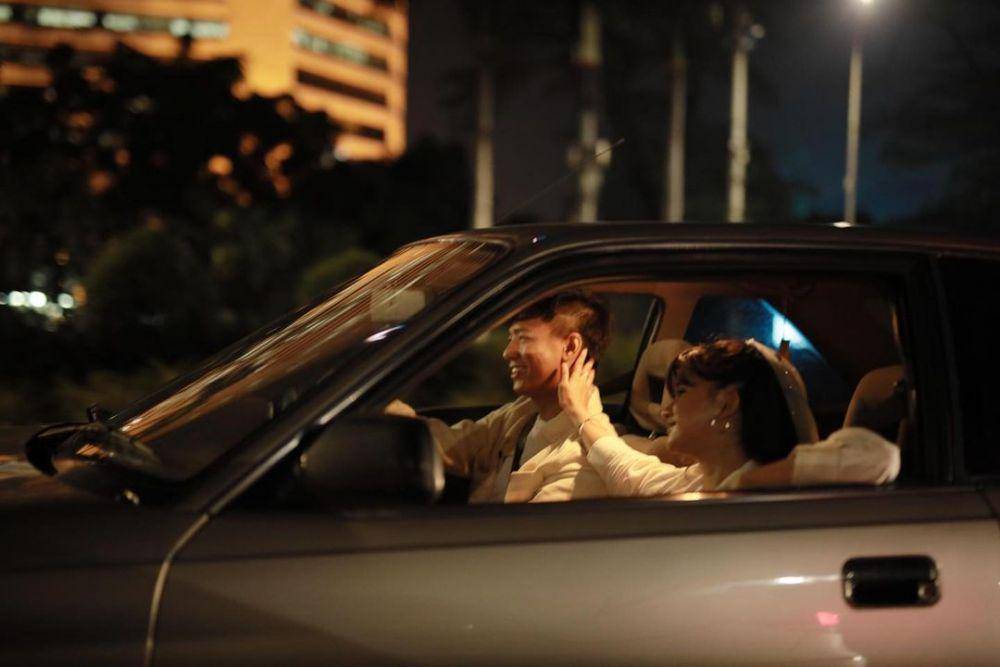 Prewedding Adinda Azani dan kekasih di pinggir jalan. (instagram.com/dindazani)