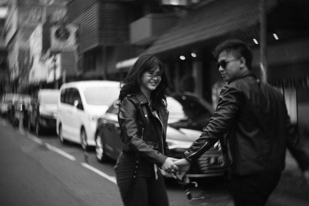 Prewedding Adinda Azani dan kekasih di pinggir jalan. (instagram.com/dindazani)