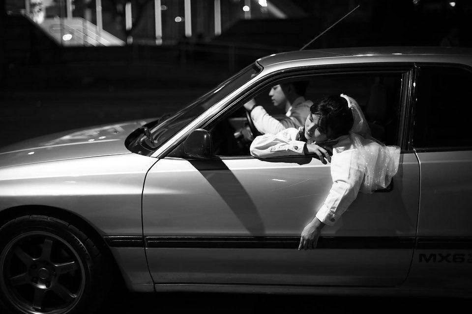 Prewedding Adinda Azani dan kekasih di pinggir jalan. (instagram.com/dindazani)