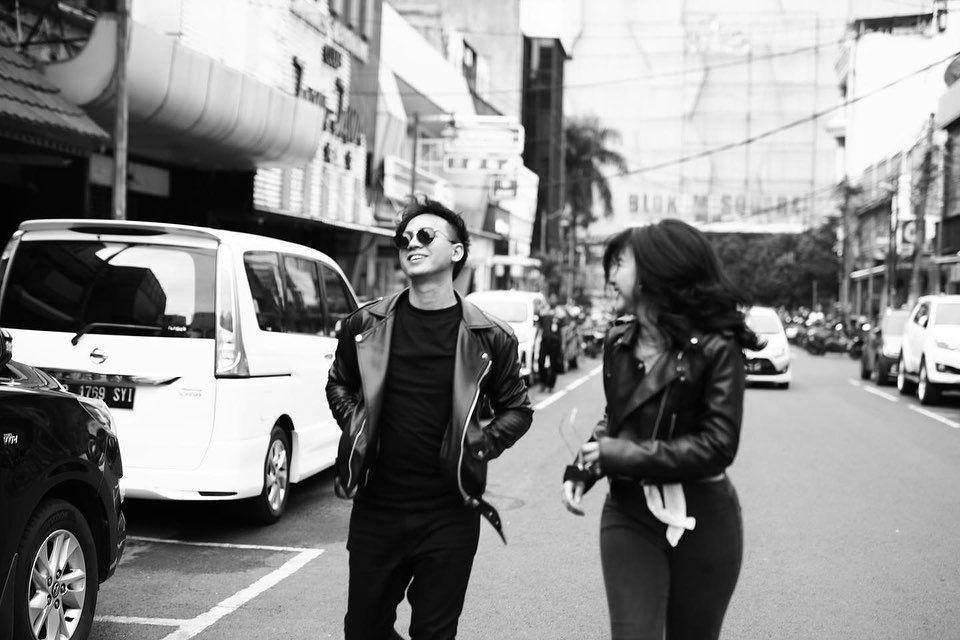 Prewedding Adinda Azani dan kekasih di pinggir jalan. (instagram.com/dindazani)