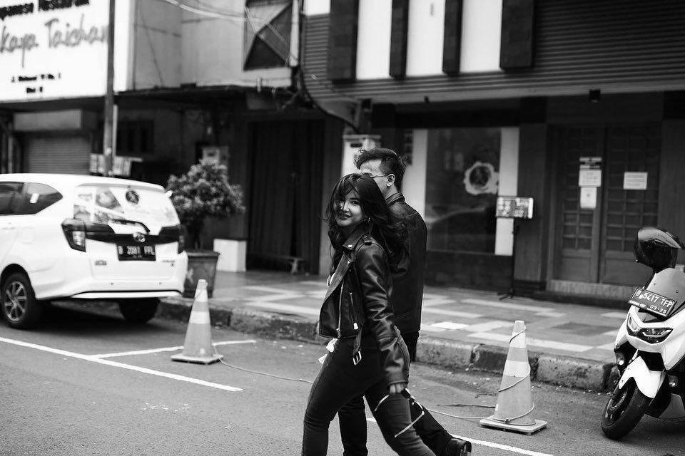 Prewedding Adinda Azani dan kekasih di pinggir jalan. (instagram.com/dindazani)