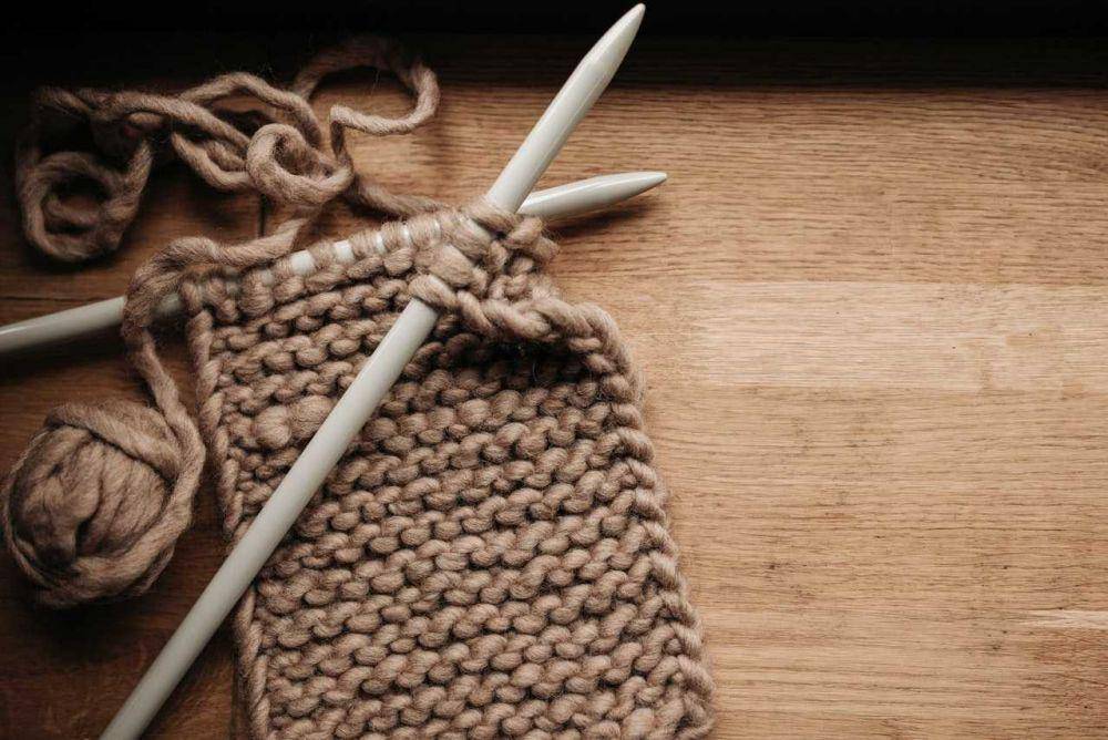 Ilustrasi jarum knitting (pexels.com/pavel-danilyuk)