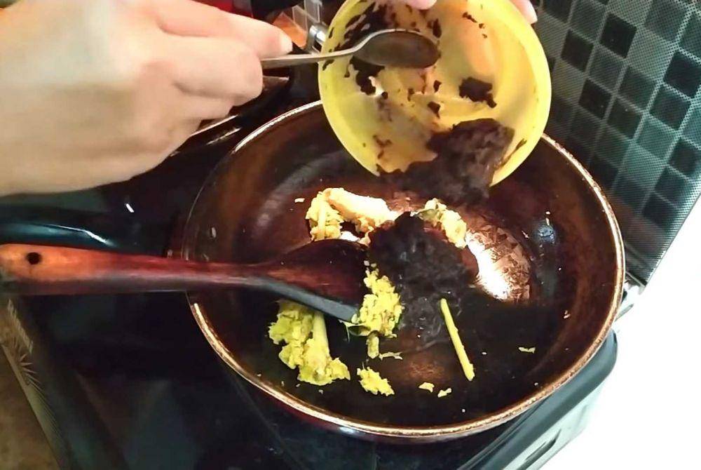 ilustrasi menumis bumbu rawon (youtube.com/Lia's Kitchen)
