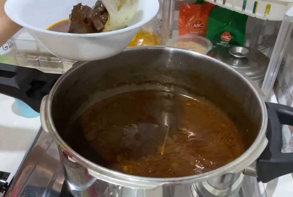ilustrasi memasak rawon (youtube.com/Resep Dapur Cantik)