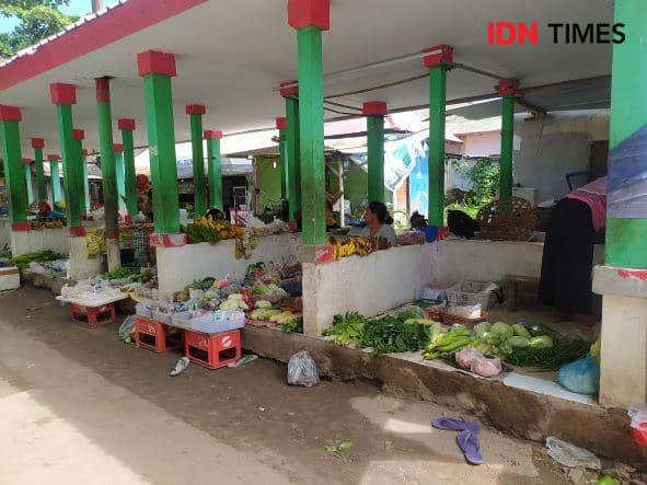 Warga berjualan di pasar yang ada di Gili Trawangan (IDN Times/Linggauni)