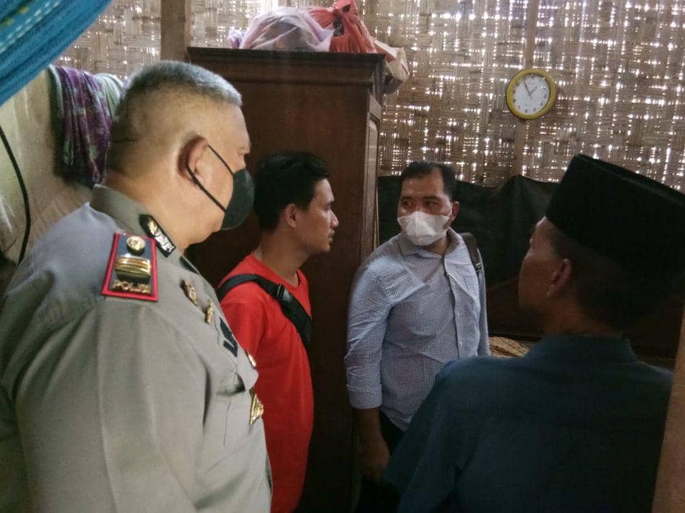 Polisi yang melakukan identifikasi terkait anak yang alami gangguan jiwa bunuh ibu sendiri (IDN Times/ istimewa)