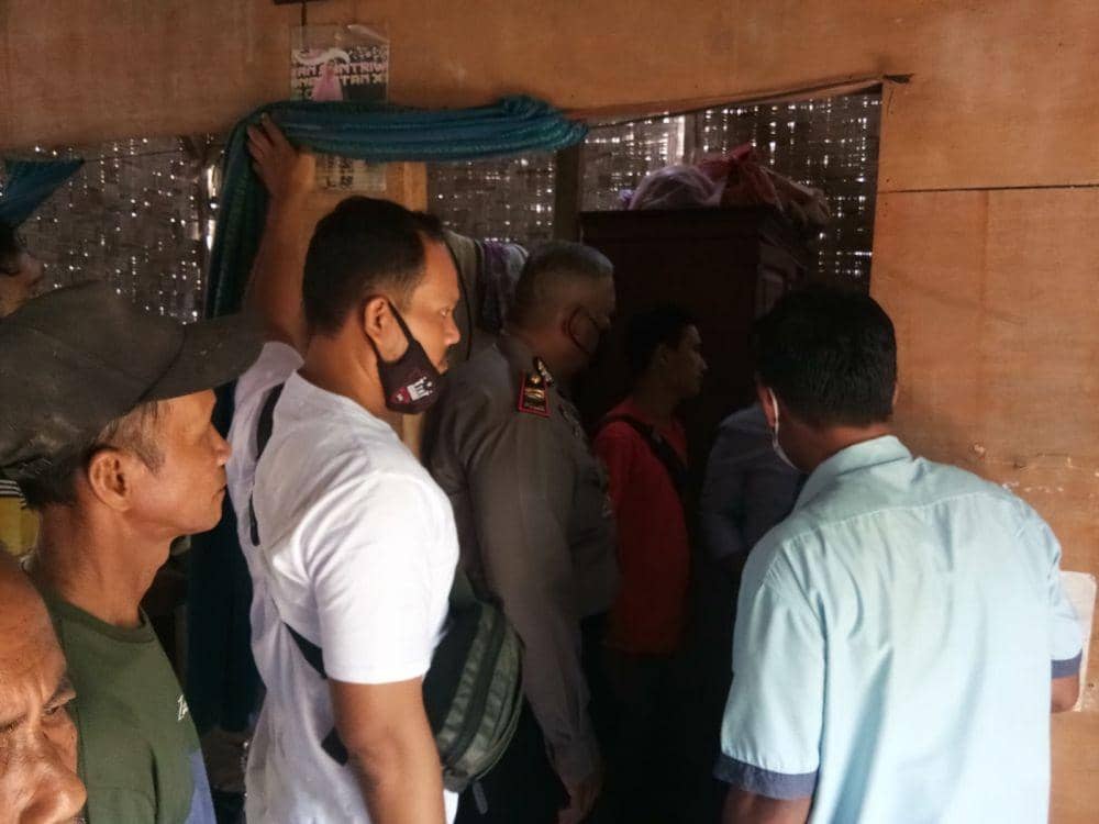 Polisi yang melakukan identifikasi terkait anak yang alami gangguan jiwa bunuh ibu sendiri (IDN Times/ istimewa)