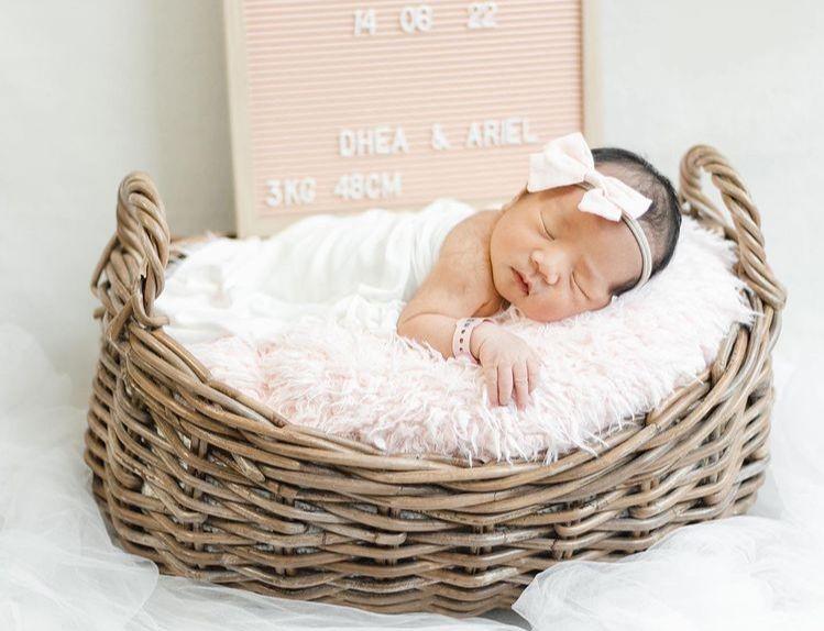9 Foto Perdana Sanne El Azhar, Anak Pertama Dea Ananda dan Ariel Nidji