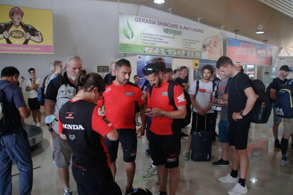 Pembalap MXGP saat tiba di Bandara Sultan Kaharuddin III Sumbawa. (Dok. Diskominfotik NTB)