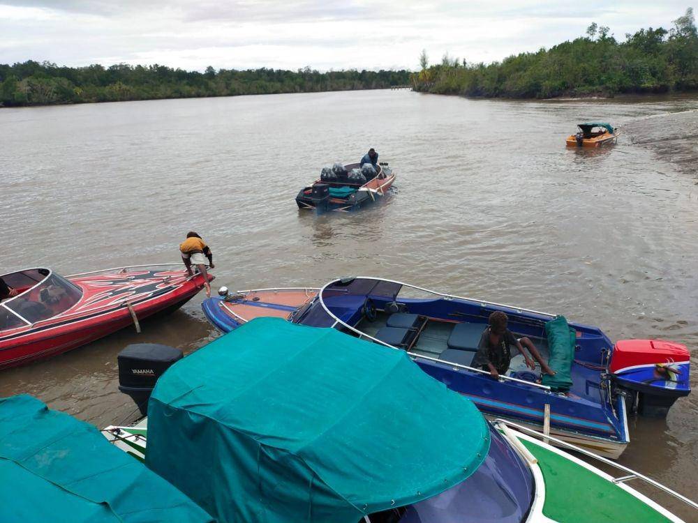 Speed boat jadi salah satu transportasi utama di Asmat, Papua (IDN Times/Ilman Nafi'an)