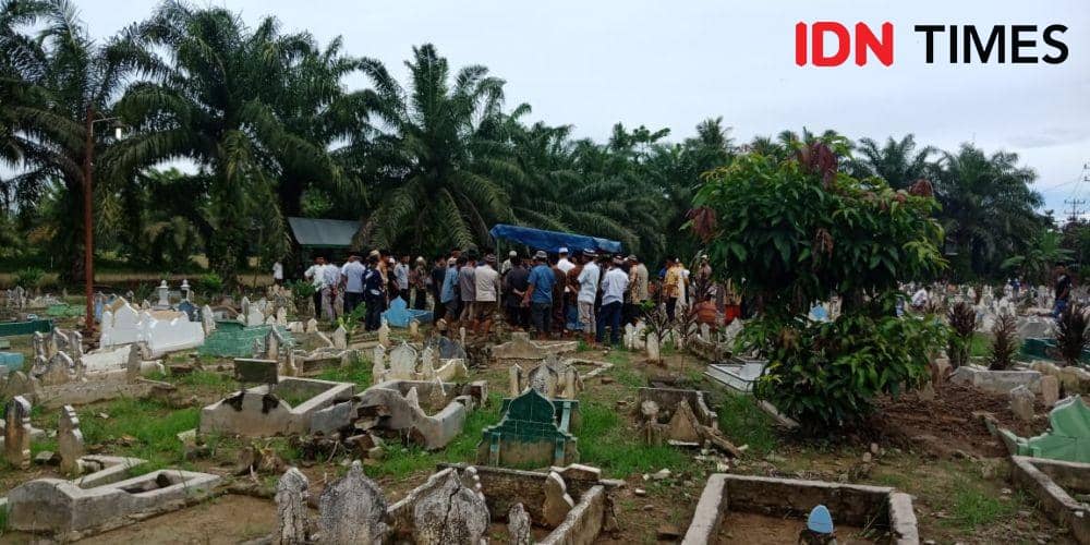 Pelayat yang mengantar jenazah Syarifuddin, sopir bus kontra kereta api di Sergai (IDN Times/ Bambang Suahandoko)