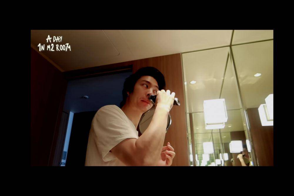 Johnny NCT 127 sedang mencukur kumis. (youtube.com/NCT 127)