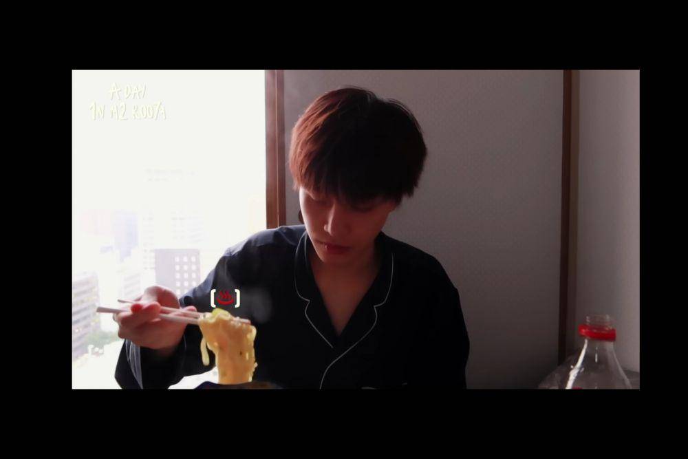 Taeil NCT 127 sedang makan siang. (youtube.com/NCT 127)