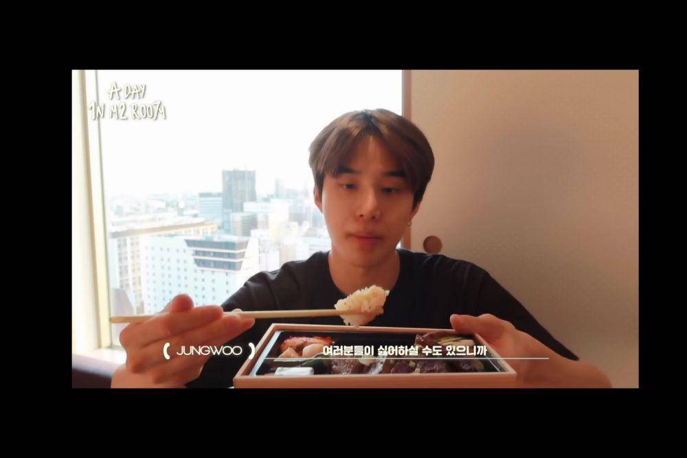 Jungwoo NCT 127 sedang memakan Yakiniku. (youtube.com/NCT 127)
