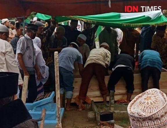 Isak Tangis Iringi Pemakaman Sopir Minibus yang Tertabrak Kereta Api