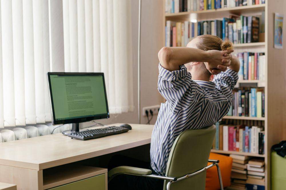 lustrasi pria lelah bekerja (pexels.com/mikhail nilov)